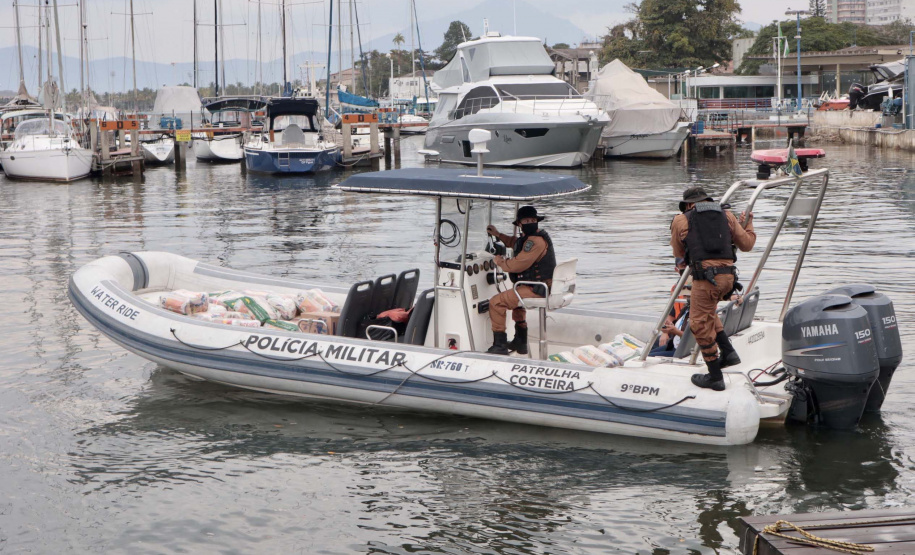 O Governo do Paraná entregou 10,5 toneladas de alimentos para pescadores, ribeirinhos e caiçaras que vivem em nove comunidades do litoral do Estado. Foram 528 cestas distribuídas, em uma ação que reuniu Portos do Paraná, Conselho dos Povos de Comunidades Tradicionais do Paraná, Superintendência Geral de Diálogo e Interação Social (Sudis), Defesa Civil de Paranaguá, Polícia Militar Ambiental e Corpo de Bombeiros.