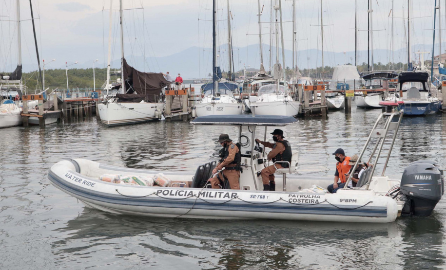 O Governo do Paraná entregou 10,5 toneladas de alimentos para pescadores, ribeirinhos e caiçaras que vivem em nove comunidades do litoral do Estado. Foram 528 cestas distribuídas, em uma ação que reuniu Portos do Paraná, Conselho dos Povos de Comunidades Tradicionais do Paraná, Superintendência Geral de Diálogo e Interação Social (Sudis), Defesa Civil de Paranaguá, Polícia Militar Ambiental e Corpo de Bombeiros.