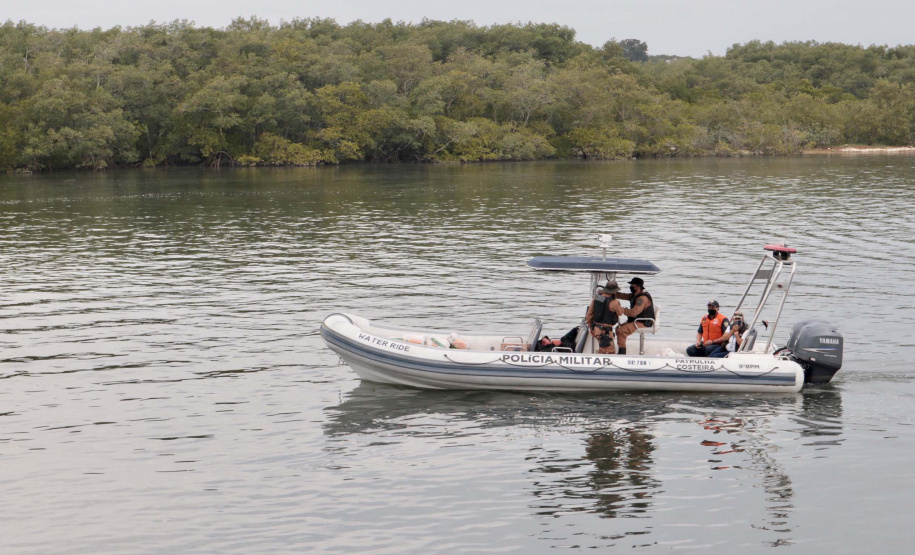 O Governo do Paraná entregou 10,5 toneladas de alimentos para pescadores, ribeirinhos e caiçaras que vivem em nove comunidades do litoral do Estado. Foram 528 cestas distribuídas, em uma ação que reuniu Portos do Paraná, Conselho dos Povos de Comunidades Tradicionais do Paraná, Superintendência Geral de Diálogo e Interação Social (Sudis), Defesa Civil de Paranaguá, Polícia Militar Ambiental e Corpo de Bombeiros.