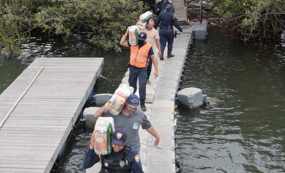 O Governo do Paraná entregou 10,5 toneladas de alimentos para pescadores, ribeirinhos e caiçaras que vivem em nove comunidades do litoral do Estado. Foram 528 cestas distribuídas, em uma ação que reuniu Portos do Paraná, Conselho dos Povos de Comunidades Tradicionais do Paraná, Superintendência Geral de Diálogo e Interação Social (Sudis), Defesa Civil de Paranaguá, Polícia Militar Ambiental e Corpo de Bombeiros.
