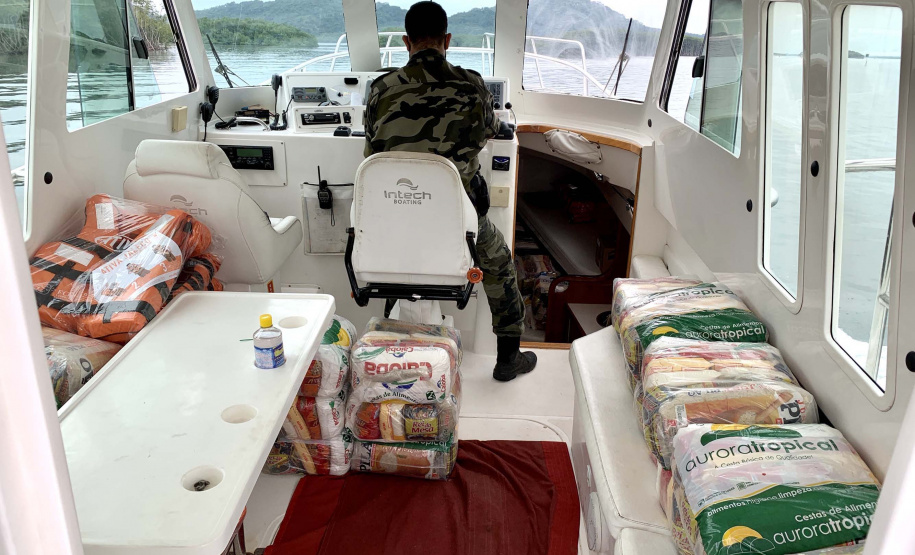 O Governo do Paraná entregou 10,5 toneladas de alimentos para pescadores, ribeirinhos e caiçaras que vivem em nove comunidades do litoral do Estado. Foram 528 cestas distribuídas, em uma ação que reuniu Portos do Paraná, Conselho dos Povos de Comunidades Tradicionais do Paraná, Superintendência Geral de Diálogo e Interação Social (Sudis), Defesa Civil de Paranaguá, Polícia Militar Ambiental e Corpo de Bombeiros.