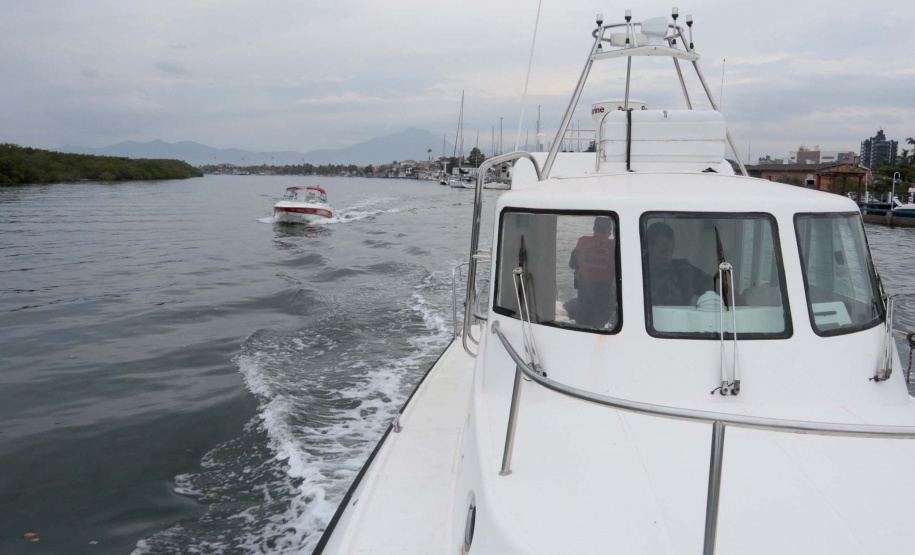 O Governo do Paraná entregou 10,5 toneladas de alimentos para pescadores, ribeirinhos e caiçaras que vivem em nove comunidades do litoral do Estado. Foram 528 cestas distribuídas, em uma ação que reuniu Portos do Paraná, Conselho dos Povos de Comunidades Tradicionais do Paraná, Superintendência Geral de Diálogo e Interação Social (Sudis), Defesa Civil de Paranaguá, Polícia Militar Ambiental e Corpo de Bombeiros.