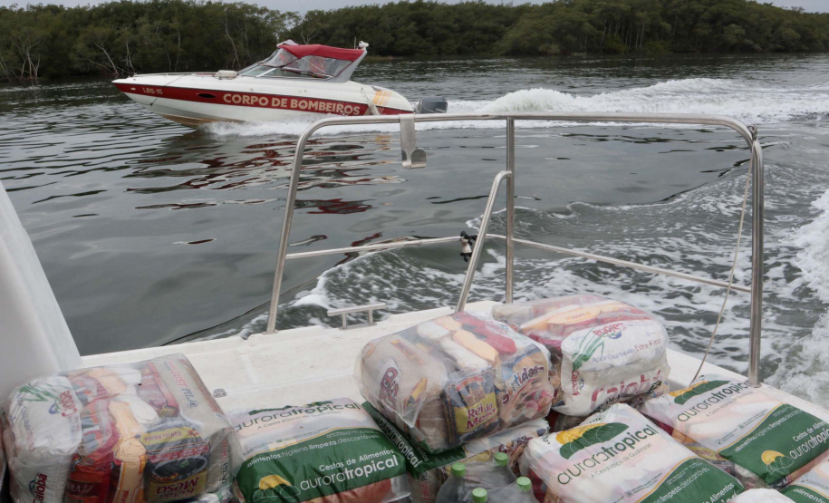 O Governo do Paraná entregou 10,5 toneladas de alimentos para pescadores, ribeirinhos e caiçaras que vivem em nove comunidades do litoral do Estado. Foram 528 cestas distribuídas, em uma ação que reuniu Portos do Paraná, Conselho dos Povos de Comunidades Tradicionais do Paraná, Superintendência Geral de Diálogo e Interação Social (Sudis), Defesa Civil de Paranaguá, Polícia Militar Ambiental e Corpo de Bombeiros.