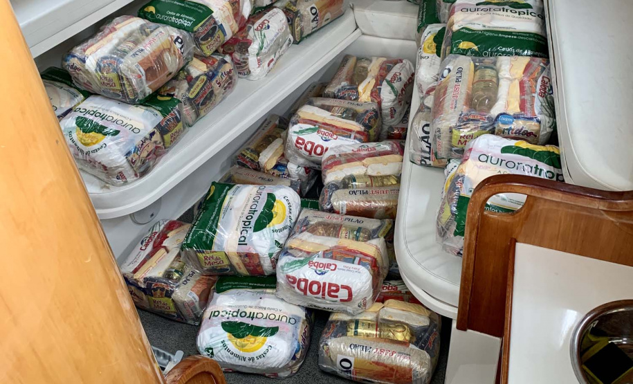 O Governo do Paraná entregou 10,5 toneladas de alimentos para pescadores, ribeirinhos e caiçaras que vivem em nove comunidades do litoral do Estado. Foram 528 cestas distribuídas, em uma ação que reuniu Portos do Paraná, Conselho dos Povos de Comunidades Tradicionais do Paraná, Superintendência Geral de Diálogo e Interação Social (Sudis), Defesa Civil de Paranaguá, Polícia Militar Ambiental e Corpo de Bombeiros.