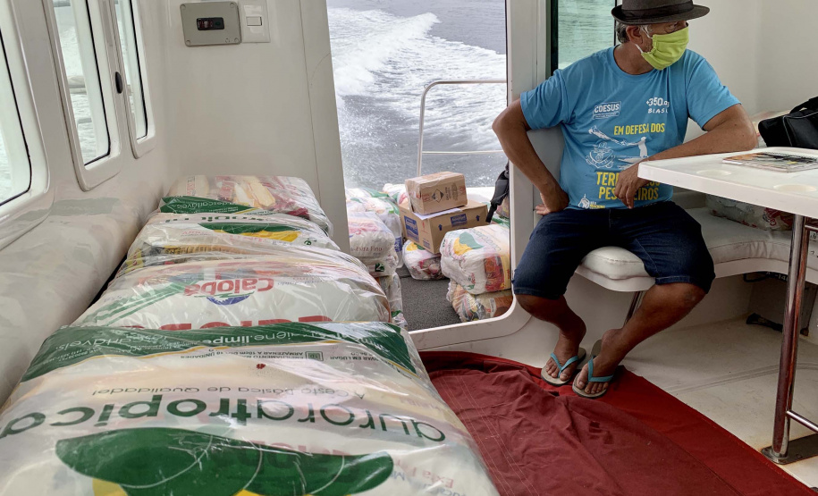 O Governo do Paraná entregou 10,5 toneladas de alimentos para pescadores, ribeirinhos e caiçaras que vivem em nove comunidades do litoral do Estado. Foram 528 cestas distribuídas, em uma ação que reuniu Portos do Paraná, Conselho dos Povos de Comunidades Tradicionais do Paraná, Superintendência Geral de Diálogo e Interação Social (Sudis), Defesa Civil de Paranaguá, Polícia Militar Ambiental e Corpo de Bombeiros.