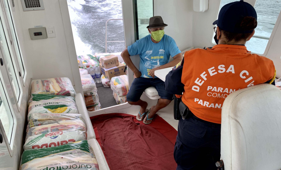 O Governo do Paraná entregou 10,5 toneladas de alimentos para pescadores, ribeirinhos e caiçaras que vivem em nove comunidades do litoral do Estado. Foram 528 cestas distribuídas, em uma ação que reuniu Portos do Paraná, Conselho dos Povos de Comunidades Tradicionais do Paraná, Superintendência Geral de Diálogo e Interação Social (Sudis), Defesa Civil de Paranaguá, Polícia Militar Ambiental e Corpo de Bombeiros.