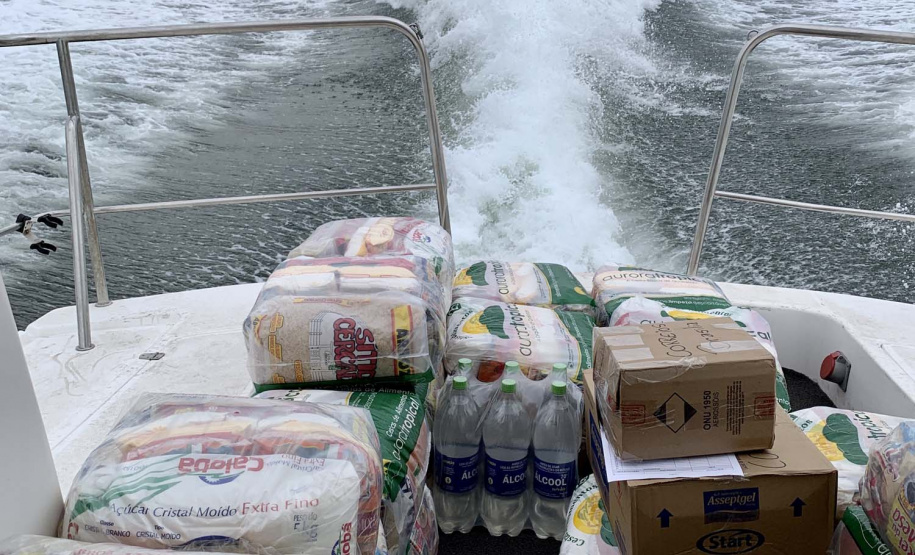 O Governo do Paraná entregou 10,5 toneladas de alimentos para pescadores, ribeirinhos e caiçaras que vivem em nove comunidades do litoral do Estado. Foram 528 cestas distribuídas, em uma ação que reuniu Portos do Paraná, Conselho dos Povos de Comunidades Tradicionais do Paraná, Superintendência Geral de Diálogo e Interação Social (Sudis), Defesa Civil de Paranaguá, Polícia Militar Ambiental e Corpo de Bombeiros.