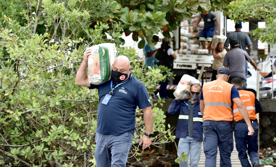 O Governo do Paraná entregou 10,5 toneladas de alimentos para pescadores, ribeirinhos e caiçaras que vivem em nove comunidades do litoral do Estado. Foram 528 cestas distribuídas, em uma ação que reuniu Portos do Paraná, Conselho dos Povos de Comunidades Tradicionais do Paraná, Superintendência Geral de Diálogo e Interação Social (Sudis), Defesa Civil de Paranaguá, Polícia Militar Ambiental e Corpo de Bombeiros.
