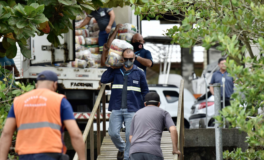 O Governo do Paraná entregou 10,5 toneladas de alimentos para pescadores, ribeirinhos e caiçaras que vivem em nove comunidades do litoral do Estado. Foram 528 cestas distribuídas, em uma ação que reuniu Portos do Paraná, Conselho dos Povos de Comunidades Tradicionais do Paraná, Superintendência Geral de Diálogo e Interação Social (Sudis), Defesa Civil de Paranaguá, Polícia Militar Ambiental e Corpo de Bombeiros.