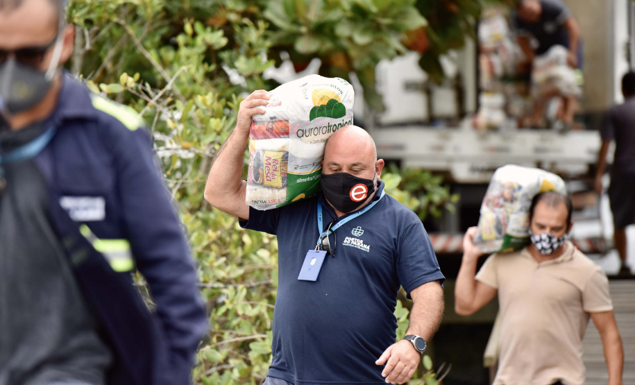 O Governo do Paraná entregou 10,5 toneladas de alimentos para pescadores, ribeirinhos e caiçaras que vivem em nove comunidades do litoral do Estado. Foram 528 cestas distribuídas, em uma ação que reuniu Portos do Paraná, Conselho dos Povos de Comunidades Tradicionais do Paraná, Superintendência Geral de Diálogo e Interação Social (Sudis), Defesa Civil de Paranaguá, Polícia Militar Ambiental e Corpo de Bombeiros.