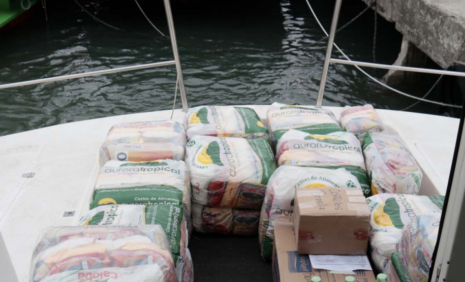 O Governo do Paraná entregou 10,5 toneladas de alimentos para pescadores, ribeirinhos e caiçaras que vivem em nove comunidades do litoral do Estado. Foram 528 cestas distribuídas, em uma ação que reuniu Portos do Paraná, Conselho dos Povos de Comunidades Tradicionais do Paraná, Superintendência Geral de Diálogo e Interação Social (Sudis), Defesa Civil de Paranaguá, Polícia Militar Ambiental e Corpo de Bombeiros.