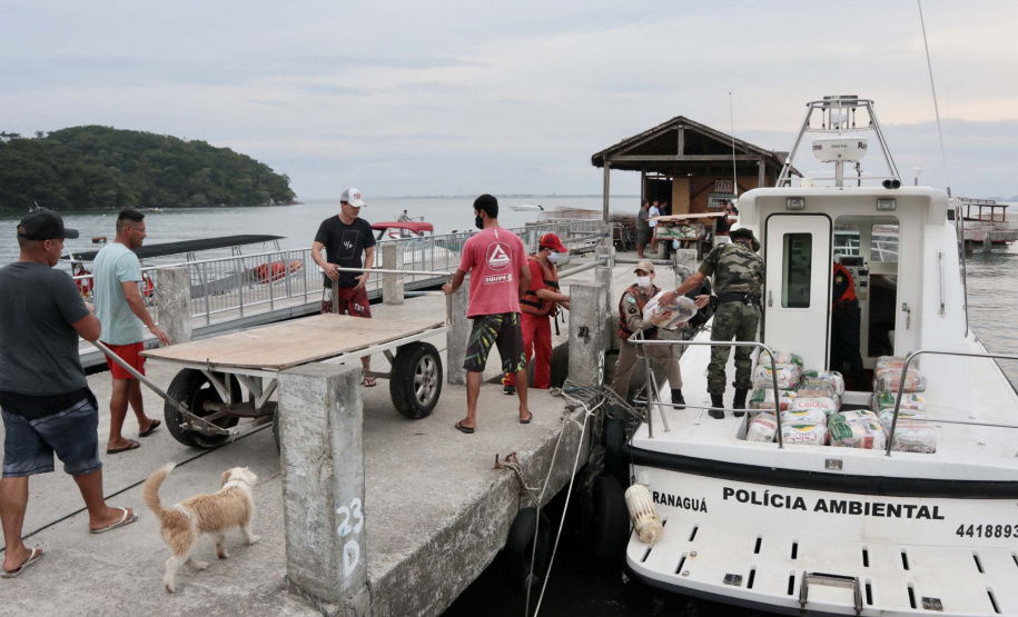 O Governo do Paraná entregou 10,5 toneladas de alimentos para pescadores, ribeirinhos e caiçaras que vivem em nove comunidades do litoral do Estado. Foram 528 cestas distribuídas, em uma ação que reuniu Portos do Paraná, Conselho dos Povos de Comunidades Tradicionais do Paraná, Superintendência Geral de Diálogo e Interação Social (Sudis), Defesa Civil de Paranaguá, Polícia Militar Ambiental e Corpo de Bombeiros.