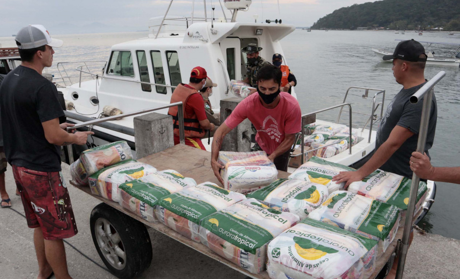 O Governo do Paraná entregou 10,5 toneladas de alimentos para pescadores, ribeirinhos e caiçaras que vivem em nove comunidades do litoral do Estado. Foram 528 cestas distribuídas, em uma ação que reuniu Portos do Paraná, Conselho dos Povos de Comunidades Tradicionais do Paraná, Superintendência Geral de Diálogo e Interação Social (Sudis), Defesa Civil de Paranaguá, Polícia Militar Ambiental e Corpo de Bombeiros.