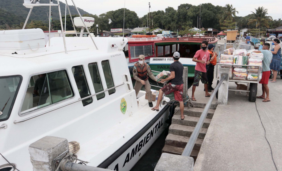 O Governo do Paraná entregou 10,5 toneladas de alimentos para pescadores, ribeirinhos e caiçaras que vivem em nove comunidades do litoral do Estado. Foram 528 cestas distribuídas, em uma ação que reuniu Portos do Paraná, Conselho dos Povos de Comunidades Tradicionais do Paraná, Superintendência Geral de Diálogo e Interação Social (Sudis), Defesa Civil de Paranaguá, Polícia Militar Ambiental e Corpo de Bombeiros.