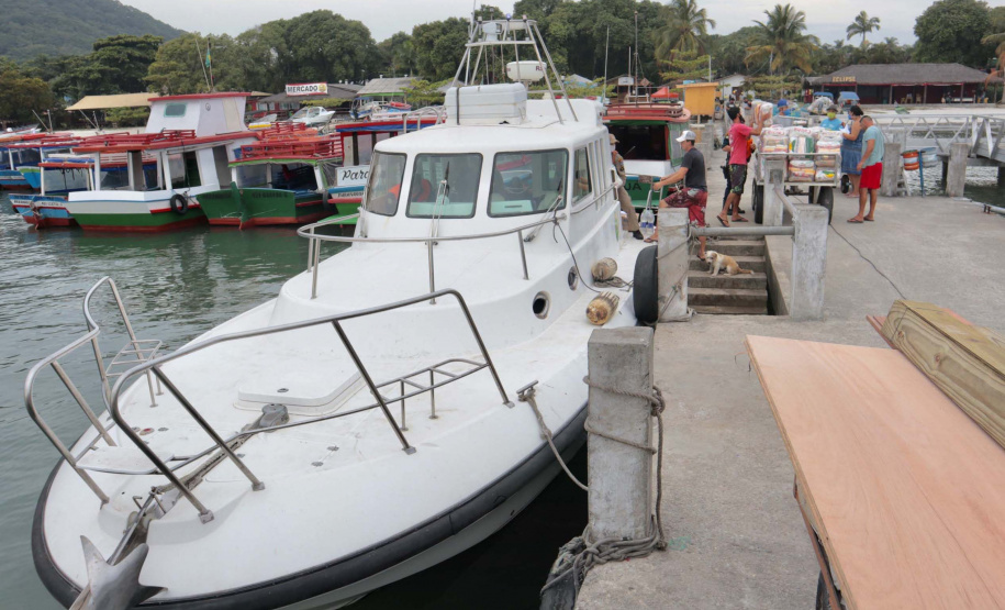 O Governo do Paraná entregou 10,5 toneladas de alimentos para pescadores, ribeirinhos e caiçaras que vivem em nove comunidades do litoral do Estado. Foram 528 cestas distribuídas, em uma ação que reuniu Portos do Paraná, Conselho dos Povos de Comunidades Tradicionais do Paraná, Superintendência Geral de Diálogo e Interação Social (Sudis), Defesa Civil de Paranaguá, Polícia Militar Ambiental e Corpo de Bombeiros.