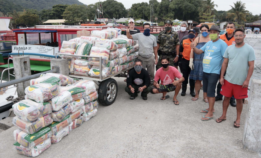 O Governo do Paraná entregou 10,5 toneladas de alimentos para pescadores, ribeirinhos e caiçaras que vivem em nove comunidades do litoral do Estado. Foram 528 cestas distribuídas, em uma ação que reuniu Portos do Paraná, Conselho dos Povos de Comunidades Tradicionais do Paraná, Superintendência Geral de Diálogo e Interação Social (Sudis), Defesa Civil de Paranaguá, Polícia Militar Ambiental e Corpo de Bombeiros.