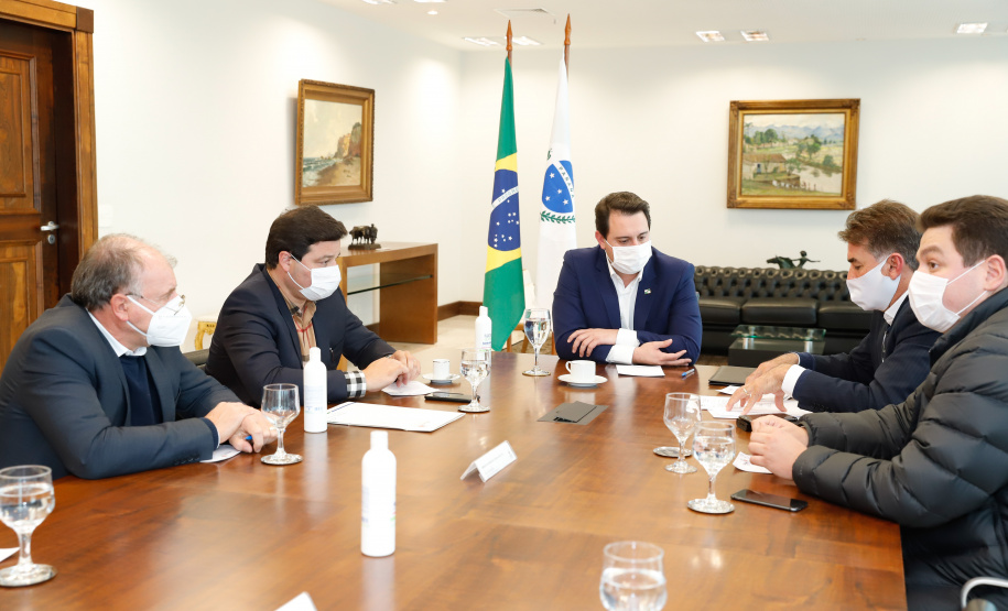 O Governo do Estado formalizou convênio com a prefeitura de Cascavel para reurbanização de um trecho de 1,8 quilômetro da Avenida Brasil, principal via de acesso à cidade, entre a Rua Corbélia e o Trevo Cataratas. O anúncio foi feito nesta terça-feira (26) pelo governador Carlos Massa Ratinho Junior durante reunião no Palácio Iguaçu com o prefeito do município, Leonaldo Paranhos.