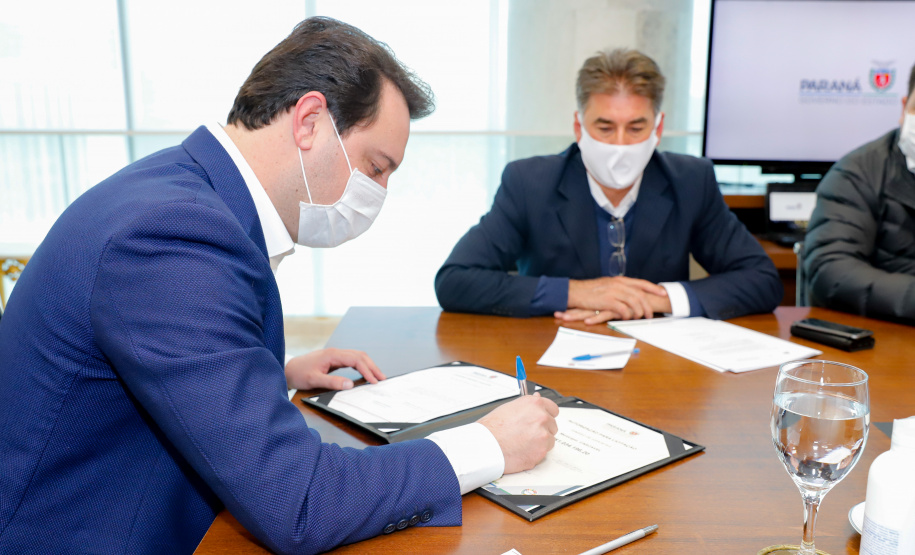 O Governo do Estado formalizou convênio com a prefeitura de Cascavel para reurbanização de um trecho de 1,8 quilômetro da Avenida Brasil, principal via de acesso à cidade, entre a Rua Corbélia e o Trevo Cataratas. O anúncio foi feito nesta terça-feira (26) pelo governador Carlos Massa Ratinho Junior durante reunião no Palácio Iguaçu com o prefeito do município, Leonaldo Paranhos.