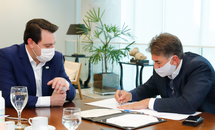 O Governo do Estado formalizou convênio com a prefeitura de Cascavel para reurbanização de um trecho de 1,8 quilômetro da Avenida Brasil, principal via de acesso à cidade, entre a Rua Corbélia e o Trevo Cataratas. O anúncio foi feito nesta terça-feira (26) pelo governador Carlos Massa Ratinho Junior durante reunião no Palácio Iguaçu com o prefeito do município, Leonaldo Paranhos.