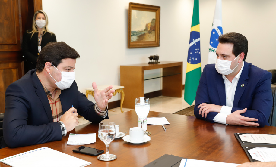 O Governo do Estado formalizou convênio com a prefeitura de Cascavel para reurbanização de um trecho de 1,8 quilômetro da Avenida Brasil, principal via de acesso à cidade, entre a Rua Corbélia e o Trevo Cataratas. O anúncio foi feito nesta terça-feira (26) pelo governador Carlos Massa Ratinho Junior durante reunião no Palácio Iguaçu com o prefeito do município, Leonaldo Paranhos.