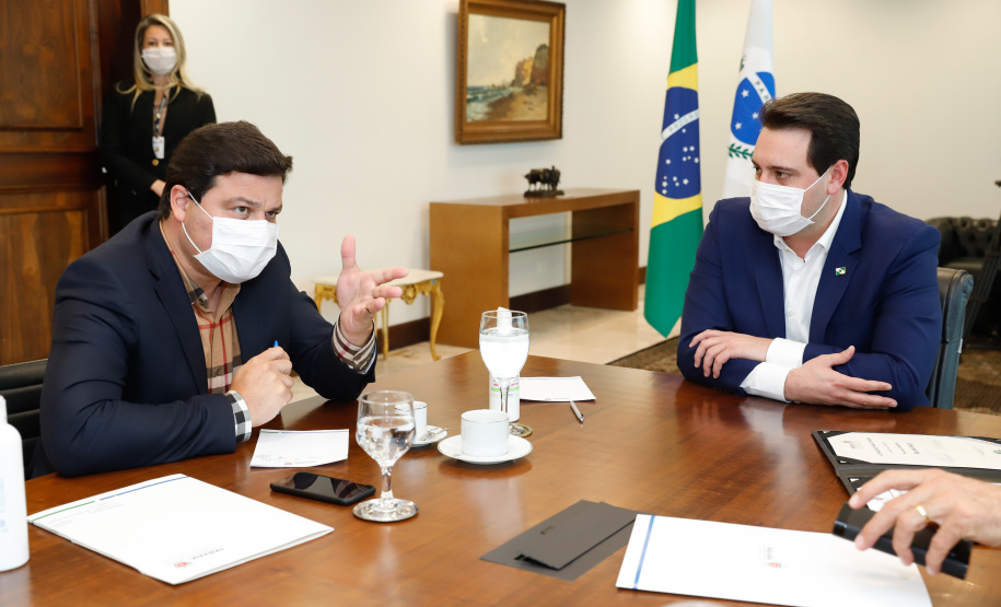 O Governo do Estado formalizou convênio com a prefeitura de Cascavel para reurbanização de um trecho de 1,8 quilômetro da Avenida Brasil, principal via de acesso à cidade, entre a Rua Corbélia e o Trevo Cataratas. O anúncio foi feito nesta terça-feira (26) pelo governador Carlos Massa Ratinho Junior durante reunião no Palácio Iguaçu com o prefeito do município, Leonaldo Paranhos.