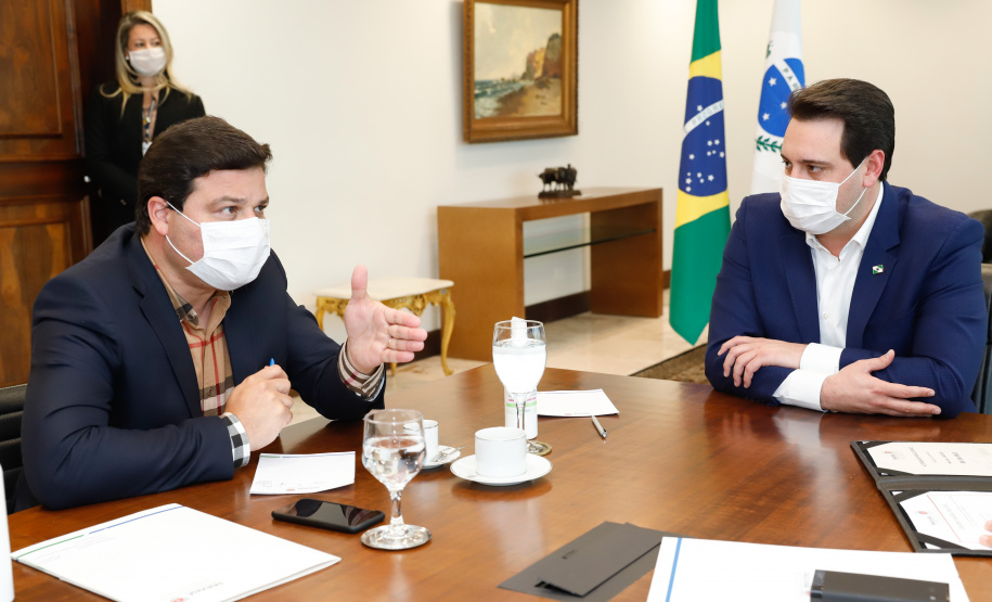 O Governo do Estado formalizou convênio com a prefeitura de Cascavel para reurbanização de um trecho de 1,8 quilômetro da Avenida Brasil, principal via de acesso à cidade, entre a Rua Corbélia e o Trevo Cataratas. O anúncio foi feito nesta terça-feira (26) pelo governador Carlos Massa Ratinho Junior durante reunião no Palácio Iguaçu com o prefeito do município, Leonaldo Paranhos.