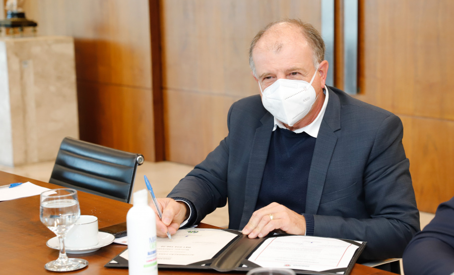 O Governo do Estado formalizou convênio com a prefeitura de Cascavel para reurbanização de um trecho de 1,8 quilômetro da Avenida Brasil, principal via de acesso à cidade, entre a Rua Corbélia e o Trevo Cataratas. O anúncio foi feito nesta terça-feira (26) pelo governador Carlos Massa Ratinho Junior durante reunião no Palácio Iguaçu com o prefeito do município, Leonaldo Paranhos.