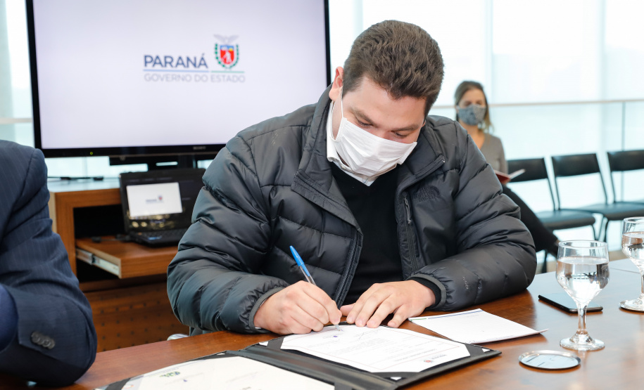 O Governo do Estado formalizou convênio com a prefeitura de Cascavel para reurbanização de um trecho de 1,8 quilômetro da Avenida Brasil, principal via de acesso à cidade, entre a Rua Corbélia e o Trevo Cataratas. O anúncio foi feito nesta terça-feira (26) pelo governador Carlos Massa Ratinho Junior durante reunião no Palácio Iguaçu com o prefeito do município, Leonaldo Paranhos.