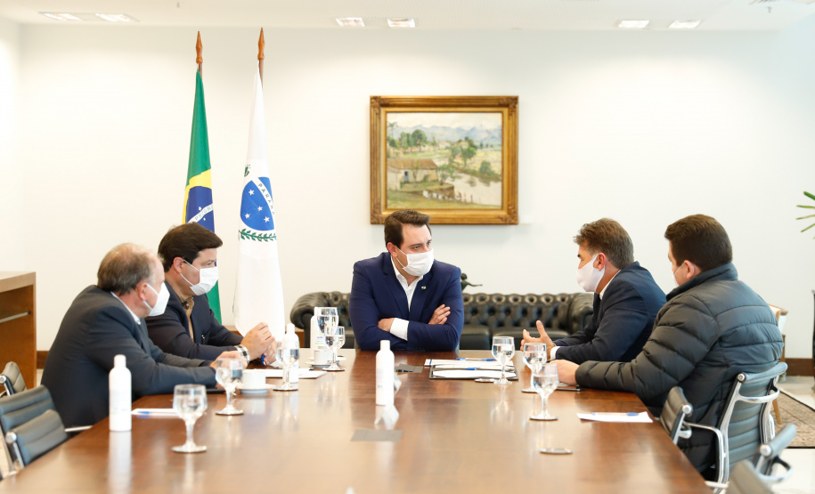 O Governo do Estado formalizou convênio com a prefeitura de Cascavel para reurbanização de um trecho de 1,8 quilômetro da Avenida Brasil, principal via de acesso à cidade, entre a Rua Corbélia e o Trevo Cataratas. O anúncio foi feito nesta terça-feira (26) pelo governador Carlos Massa Ratinho Junior durante reunião no Palácio Iguaçu com o prefeito do município, Leonaldo Paranhos.