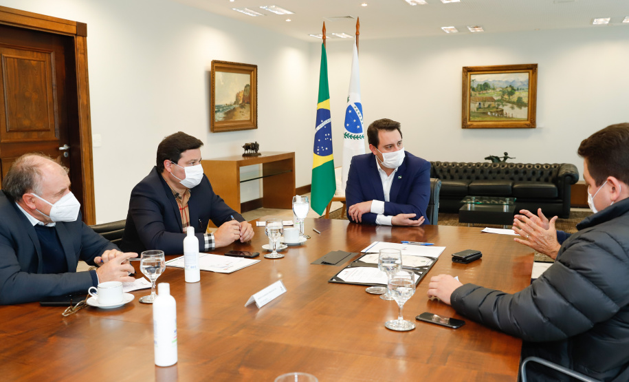 O Governo do Estado formalizou convênio com a prefeitura de Cascavel para reurbanização de um trecho de 1,8 quilômetro da Avenida Brasil, principal via de acesso à cidade, entre a Rua Corbélia e o Trevo Cataratas. O anúncio foi feito nesta terça-feira (26) pelo governador Carlos Massa Ratinho Junior durante reunião no Palácio Iguaçu com o prefeito do município, Leonaldo Paranhos.