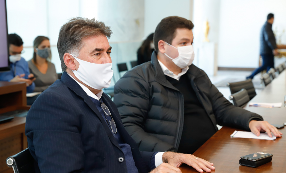 O Governo do Estado formalizou convênio com a prefeitura de Cascavel para reurbanização de um trecho de 1,8 quilômetro da Avenida Brasil, principal via de acesso à cidade, entre a Rua Corbélia e o Trevo Cataratas. O anúncio foi feito nesta terça-feira (26) pelo governador Carlos Massa Ratinho Junior durante reunião no Palácio Iguaçu com o prefeito do município, Leonaldo Paranhos.