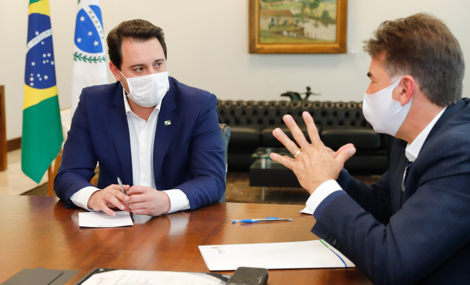 O Governo do Estado formalizou convênio com a prefeitura de Cascavel para reurbanização de um trecho de 1,8 quilômetro da Avenida Brasil, principal via de acesso à cidade, entre a Rua Corbélia e o Trevo Cataratas. O anúncio foi feito nesta terça-feira (26) pelo governador Carlos Massa Ratinho Junior durante reunião no Palácio Iguaçu com o prefeito do município, Leonaldo Paranhos.