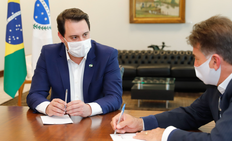 O Governo do Estado formalizou convênio com a prefeitura de Cascavel para reurbanização de um trecho de 1,8 quilômetro da Avenida Brasil, principal via de acesso à cidade, entre a Rua Corbélia e o Trevo Cataratas. O anúncio foi feito nesta terça-feira (26) pelo governador Carlos Massa Ratinho Junior durante reunião no Palácio Iguaçu com o prefeito do município, Leonaldo Paranhos.