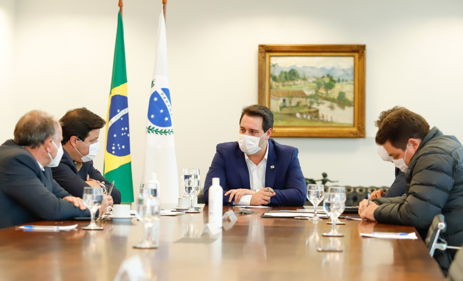 O Governo do Estado formalizou convênio com a prefeitura de Cascavel para reurbanização de um trecho de 1,8 quilômetro da Avenida Brasil, principal via de acesso à cidade, entre a Rua Corbélia e o Trevo Cataratas. O anúncio foi feito nesta terça-feira (26) pelo governador Carlos Massa Ratinho Junior durante reunião no Palácio Iguaçu com o prefeito do município, Leonaldo Paranhos.