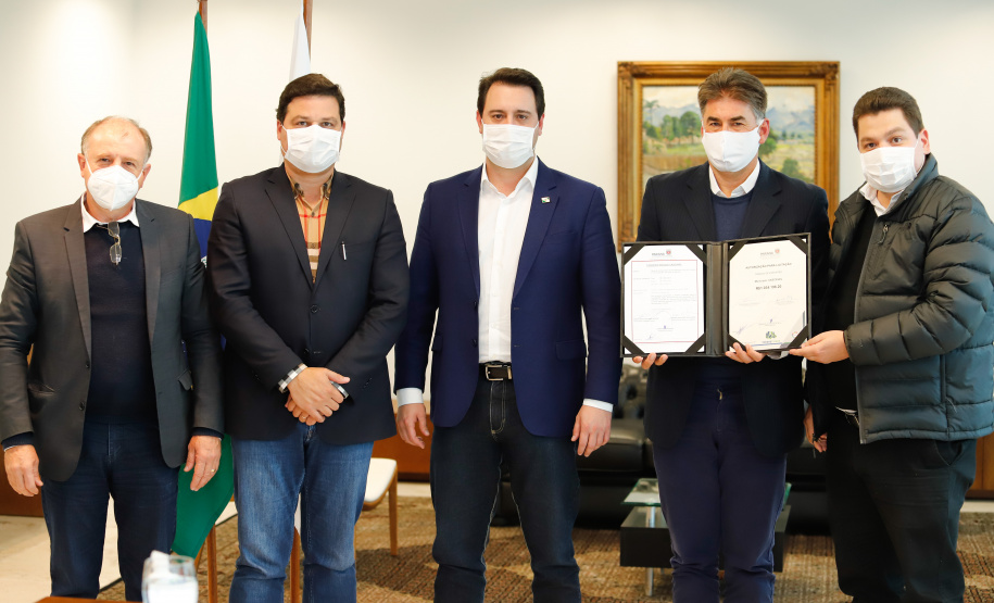 O Governo do Estado formalizou convênio com a prefeitura de Cascavel para reurbanização de um trecho de 1,8 quilômetro da Avenida Brasil, principal via de acesso à cidade, entre a Rua Corbélia e o Trevo Cataratas. O anúncio foi feito nesta terça-feira (26) pelo governador Carlos Massa Ratinho Junior durante reunião no Palácio Iguaçu com o prefeito do município, Leonaldo Paranhos.