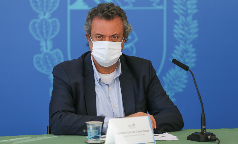 Coletiva Hidrica O Governo do Estado realiza coletiva de imprensa com representantes da Secretaria de Desenvolvimento Sustentável e Turismo, Instituto Água e Terra, Sanepar, Copel e Simepar para apresentar um balanço da situação hídrica do Paraná e novas ações para enfrentamento do período de estiagem. Na foto, o presidente do IAT , Everton Luiz da Costa Souza. Curitiba - 27/05/2020 - Foto: Geraldo Bubniak/AEN