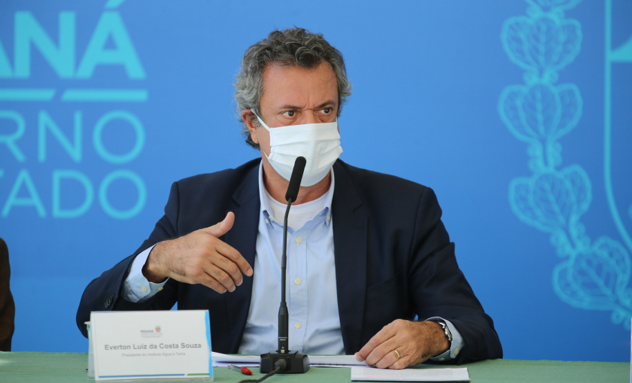 Coletiva Hidrica O Governo do Estado realiza coletiva de imprensa com representantes da Secretaria de Desenvolvimento Sustentável e Turismo, Instituto Água e Terra, Sanepar, Copel e Simepar para apresentar um balanço da situação hídrica do Paraná e novas ações para enfrentamento do período de estiagem. Na foto, o presidente do IAT , Everton Luiz da Costa Souza. Curitiba - 27/05/2020 - Foto: Geraldo Bubniak/AEN