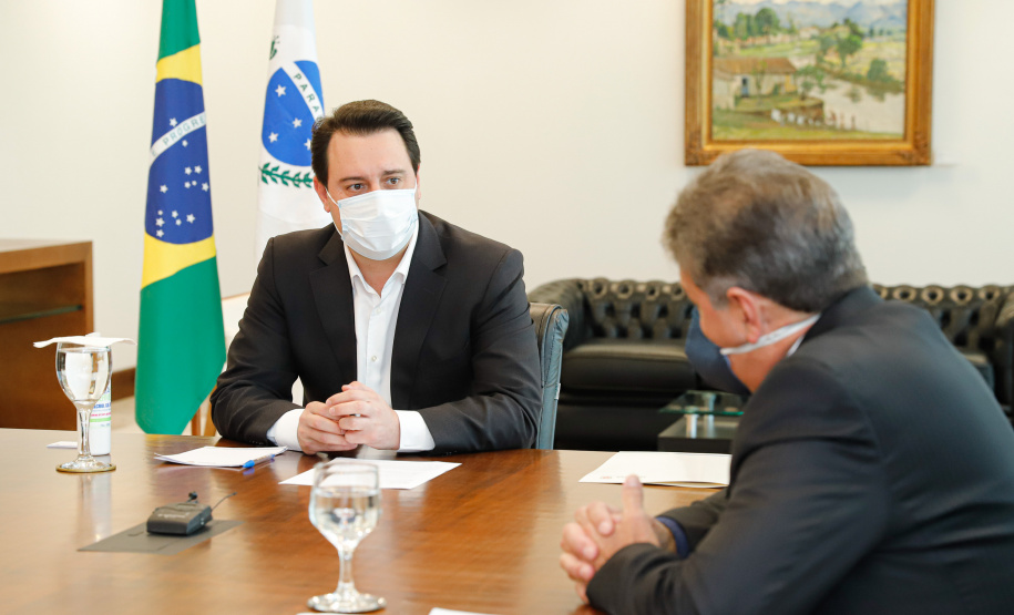 O governador Carlos Massa Ratinho Junior e o presidente da Adimax Indústria e Comércio de Alimentos, Adir Comunello, anunciaram nesta quarta-feira (27), em evento no Palácio Iguaçu, um novo investimento no Paraná. A indústria de fabricação e distribuição de alimentos para cães e gatos vai investir R$ 14,6 milhões na abertura de uma planta em Mandirituba, na Região Metropolitana de Curitiba.