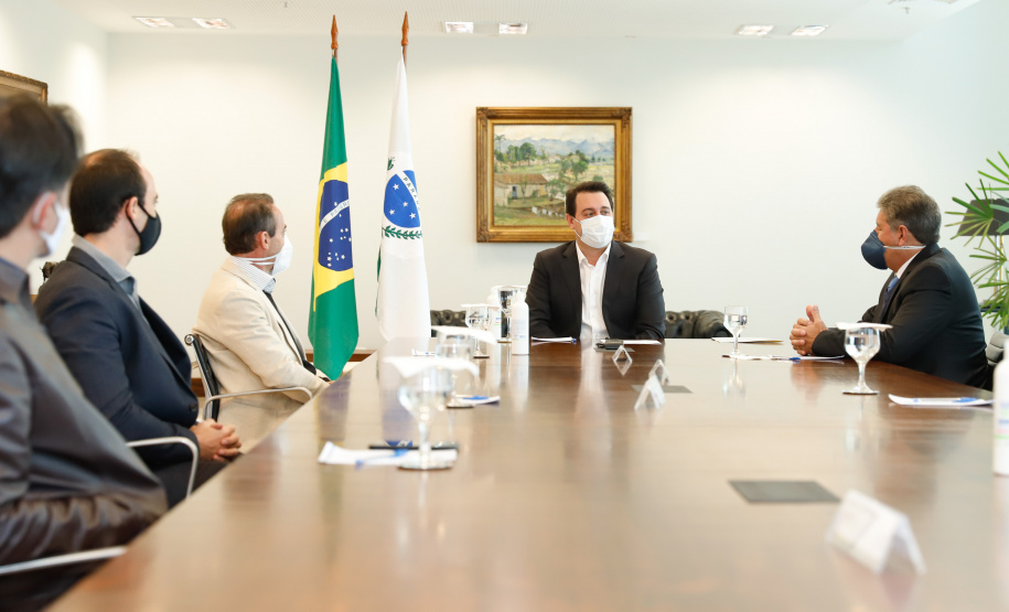 O governador Carlos Massa Ratinho Junior e o presidente da Adimax Indústria e Comércio de Alimentos, Adir Comunello, anunciaram nesta quarta-feira (27), em evento no Palácio Iguaçu, um novo investimento no Paraná. A indústria de fabricação e distribuição de alimentos para cães e gatos vai investir R$ 14,6 milhões na abertura de uma planta em Mandirituba, na Região Metropolitana de Curitiba.