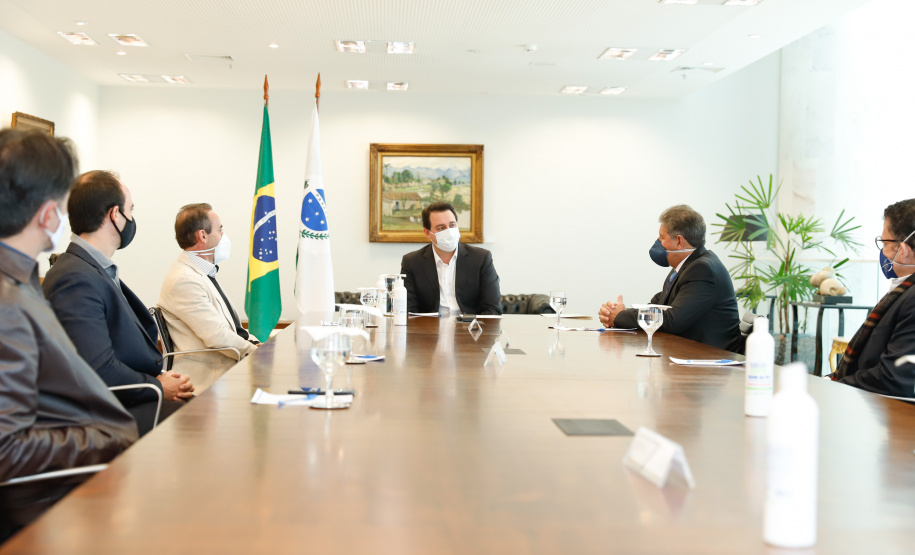 O governador Carlos Massa Ratinho Junior e o presidente da Adimax Indústria e Comércio de Alimentos, Adir Comunello, anunciaram nesta quarta-feira (27), em evento no Palácio Iguaçu, um novo investimento no Paraná. A indústria de fabricação e distribuição de alimentos para cães e gatos vai investir R$ 14,6 milhões na abertura de uma planta em Mandirituba, na Região Metropolitana de Curitiba.