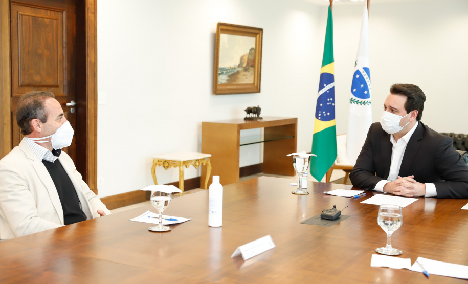 O governador Carlos Massa Ratinho Junior e o presidente da Adimax Indústria e Comércio de Alimentos, Adir Comunello, anunciaram nesta quarta-feira (27), em evento no Palácio Iguaçu, um novo investimento no Paraná. A indústria de fabricação e distribuição de alimentos para cães e gatos vai investir R$ 14,6 milhões na abertura de uma planta em Mandirituba, na Região Metropolitana de Curitiba.