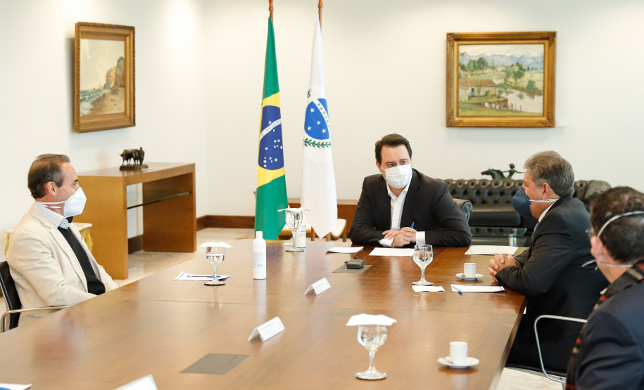 O governador Carlos Massa Ratinho Junior e o presidente da Adimax Indústria e Comércio de Alimentos, Adir Comunello, anunciaram nesta quarta-feira (27), em evento no Palácio Iguaçu, um novo investimento no Paraná. A indústria de fabricação e distribuição de alimentos para cães e gatos vai investir R$ 14,6 milhões na abertura de uma planta em Mandirituba, na Região Metropolitana de Curitiba.