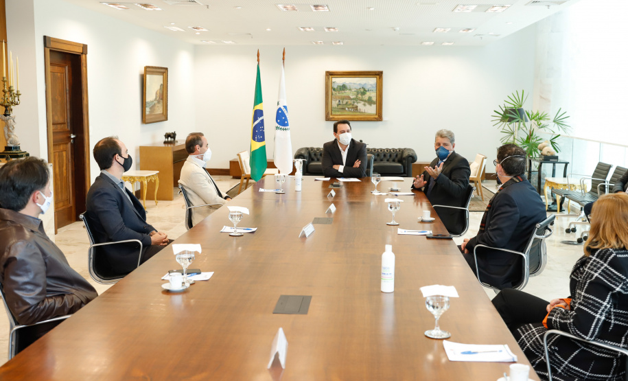 O governador Carlos Massa Ratinho Junior e o presidente da Adimax Indústria e Comércio de Alimentos, Adir Comunello, anunciaram nesta quarta-feira (27), em evento no Palácio Iguaçu, um novo investimento no Paraná. A indústria de fabricação e distribuição de alimentos para cães e gatos vai investir R$ 14,6 milhões na abertura de uma planta em Mandirituba, na Região Metropolitana de Curitiba.