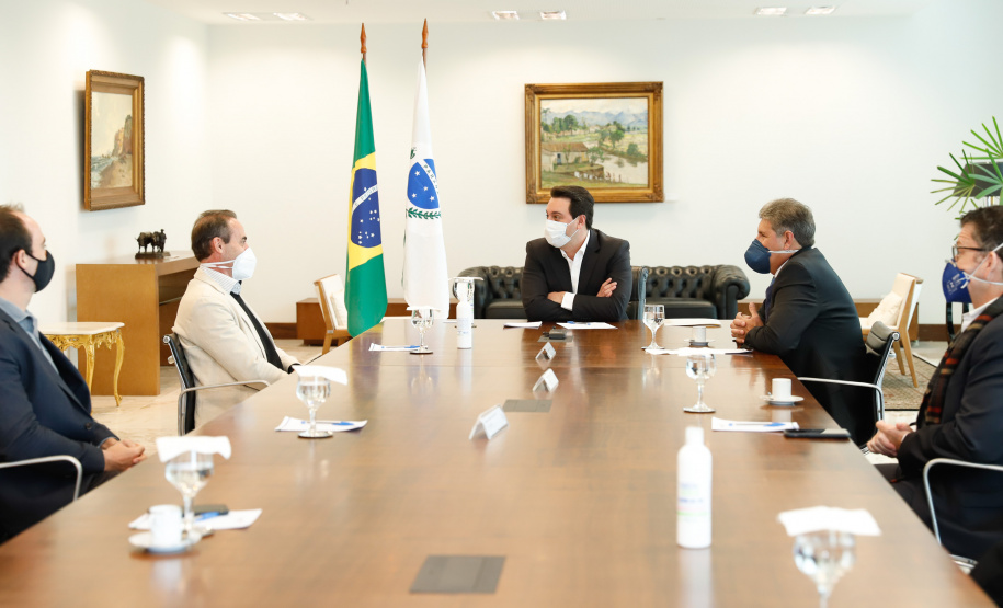O governador Carlos Massa Ratinho Junior e o presidente da Adimax Indústria e Comércio de Alimentos, Adir Comunello, anunciaram nesta quarta-feira (27), em evento no Palácio Iguaçu, um novo investimento no Paraná. A indústria de fabricação e distribuição de alimentos para cães e gatos vai investir R$ 14,6 milhões na abertura de uma planta em Mandirituba, na Região Metropolitana de Curitiba.