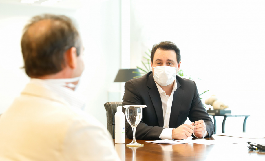 O governador Carlos Massa Ratinho Junior e o presidente da Adimax Indústria e Comércio de Alimentos, Adir Comunello, anunciaram nesta quarta-feira (27), em evento no Palácio Iguaçu, um novo investimento no Paraná. A indústria de fabricação e distribuição de alimentos para cães e gatos vai investir R$ 14,6 milhões na abertura de uma planta em Mandirituba, na Região Metropolitana de Curitiba.