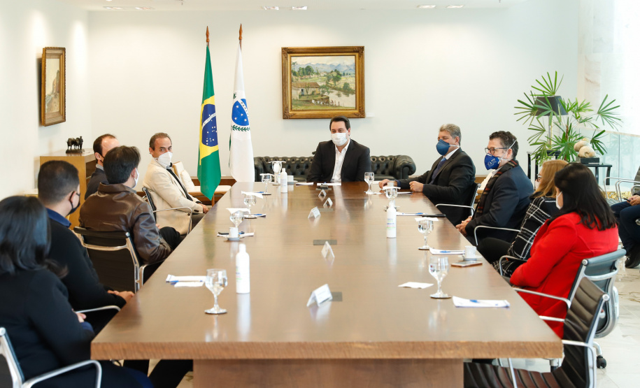 O governador Carlos Massa Ratinho Junior e o presidente da Adimax Indústria e Comércio de Alimentos, Adir Comunello, anunciaram nesta quarta-feira (27), em evento no Palácio Iguaçu, um novo investimento no Paraná. A indústria de fabricação e distribuição de alimentos para cães e gatos vai investir R$ 14,6 milhões na abertura de uma planta em Mandirituba, na Região Metropolitana de Curitiba.