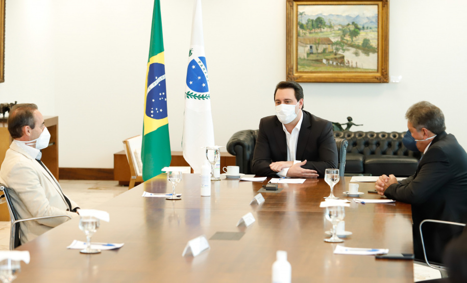 O governador Carlos Massa Ratinho Junior e o presidente da Adimax Indústria e Comércio de Alimentos, Adir Comunello, anunciaram nesta quarta-feira (27), em evento no Palácio Iguaçu, um novo investimento no Paraná. A indústria de fabricação e distribuição de alimentos para cães e gatos vai investir R$ 14,6 milhões na abertura de uma planta em Mandirituba, na Região Metropolitana de Curitiba.