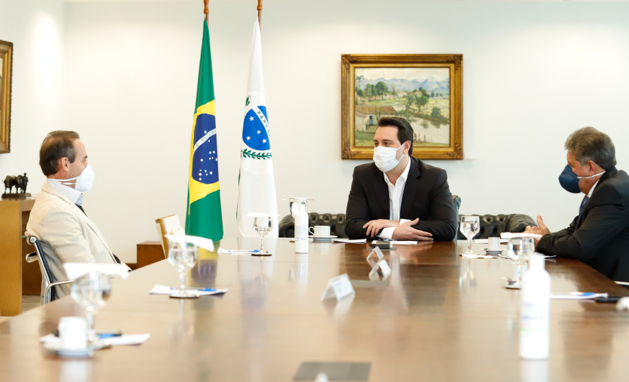 O governador Carlos Massa Ratinho Junior e o presidente da Adimax Indústria e Comércio de Alimentos, Adir Comunello, anunciaram nesta quarta-feira (27), em evento no Palácio Iguaçu, um novo investimento no Paraná. A indústria de fabricação e distribuição de alimentos para cães e gatos vai investir R$ 14,6 milhões na abertura de uma planta em Mandirituba, na Região Metropolitana de Curitiba.