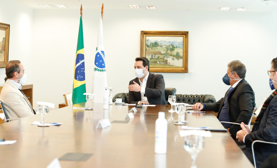 O governador Carlos Massa Ratinho Junior e o presidente da Adimax Indústria e Comércio de Alimentos, Adir Comunello, anunciaram nesta quarta-feira (27), em evento no Palácio Iguaçu, um novo investimento no Paraná. A indústria de fabricação e distribuição de alimentos para cães e gatos vai investir R$ 14,6 milhões na abertura de uma planta em Mandirituba, na Região Metropolitana de Curitiba.