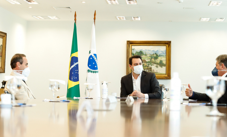 O governador Carlos Massa Ratinho Junior e o presidente da Adimax Indústria e Comércio de Alimentos, Adir Comunello, anunciaram nesta quarta-feira (27), em evento no Palácio Iguaçu, um novo investimento no Paraná. A indústria de fabricação e distribuição de alimentos para cães e gatos vai investir R$ 14,6 milhões na abertura de uma planta em Mandirituba, na Região Metropolitana de Curitiba.